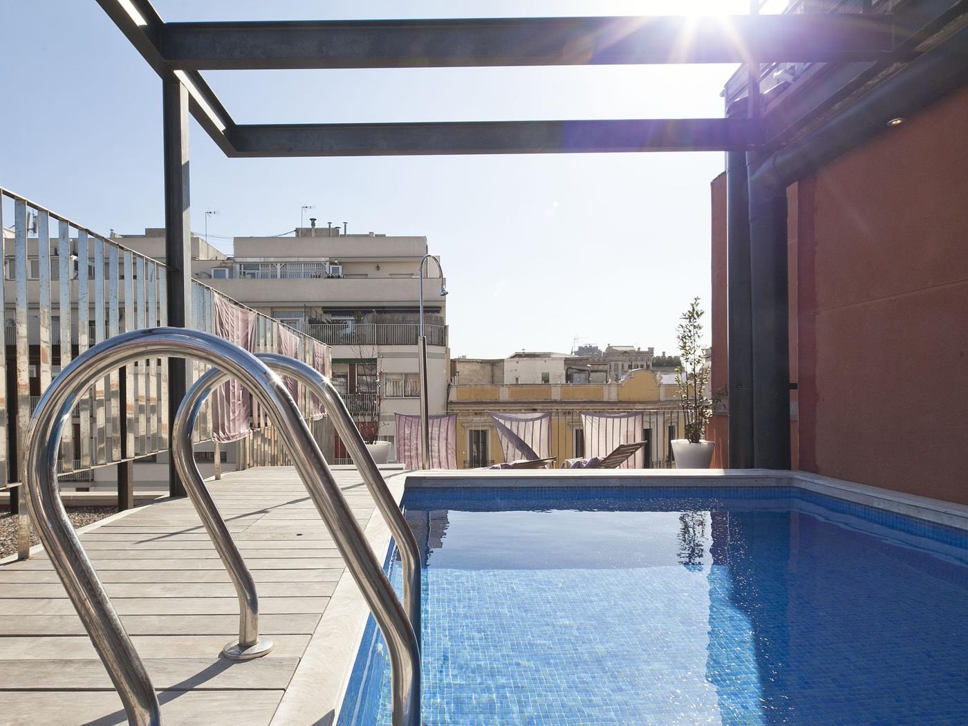 Apartamento con Terraza Privada y Piscina cerca de la Playa para 8 - My Space Barcelona Apartamentos