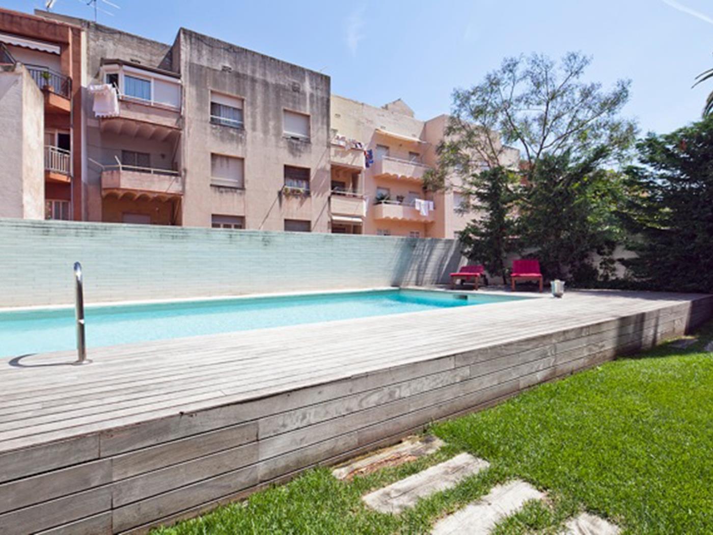 Apartamento con Terraza y Piscina cerca del Parque Güell para 8 - My Space Barcelona Apartamentos