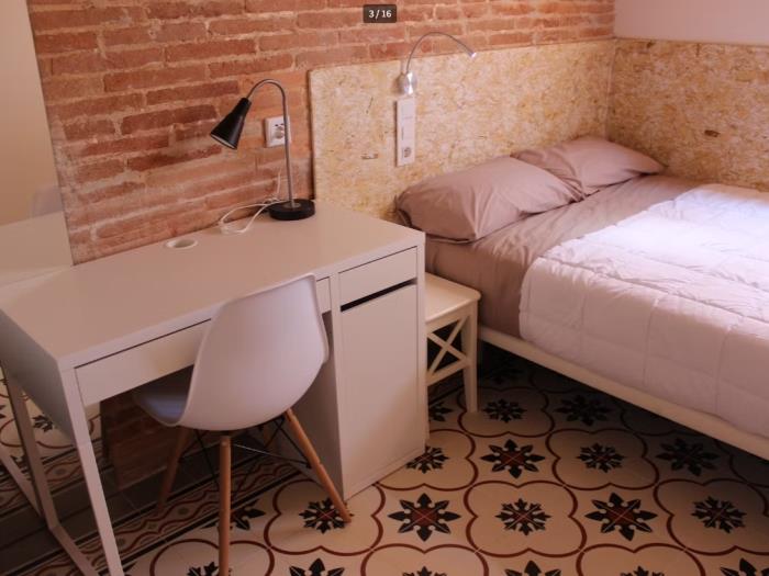 Habitación con baño compartido cerca de Plaza Real - My Space Barcelona Apartamentos