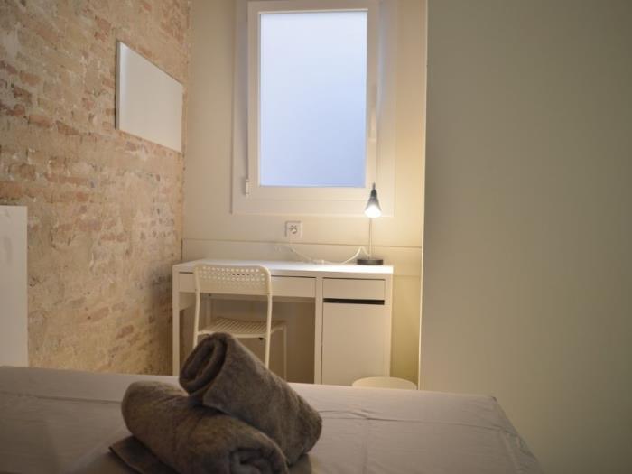 Habitación con baño compartido cerca de Plaza Real habitación tipo ático - My Space Barcelona Apartamentos