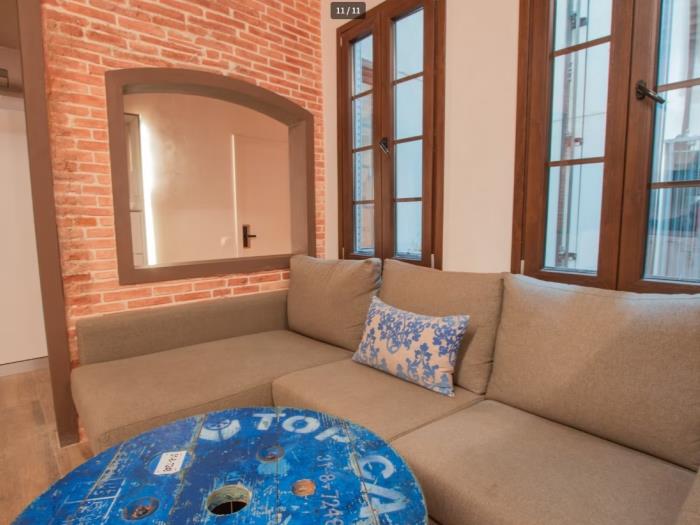 Habitación amplia y luminosa con ventana de acceso al patio interior - My Space Barcelona Apartamentos