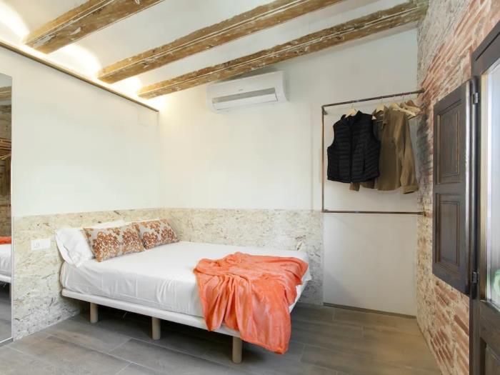Luminosa y amplia habitación individual con balcón privado - My Space Barcelona Apartamentos