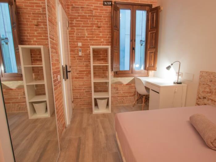 Habitación amplia y luminosa con baño privado - My Space Barcelona Apartamentos
