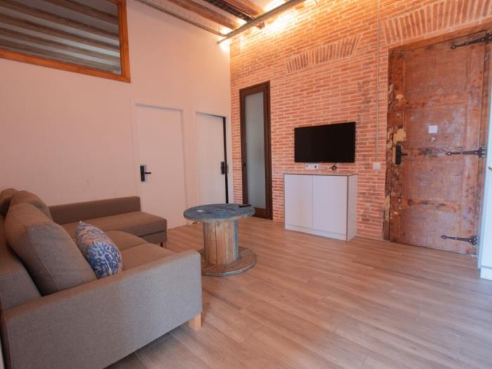 Amplia y luminosa habitación con balcón privado en apartamento de 5 habitaciones - My Space Barcelona Apartamentos