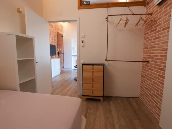 Luminosa y amplia habitación individual con ventana de acceso al patio interior - My Space Barcelona Apartamentos