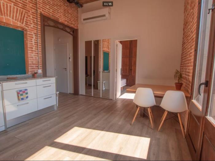 Luminosa y amplia habitación individual con ventana de acceso al patio interior - My Space Barcelona Apartamentos