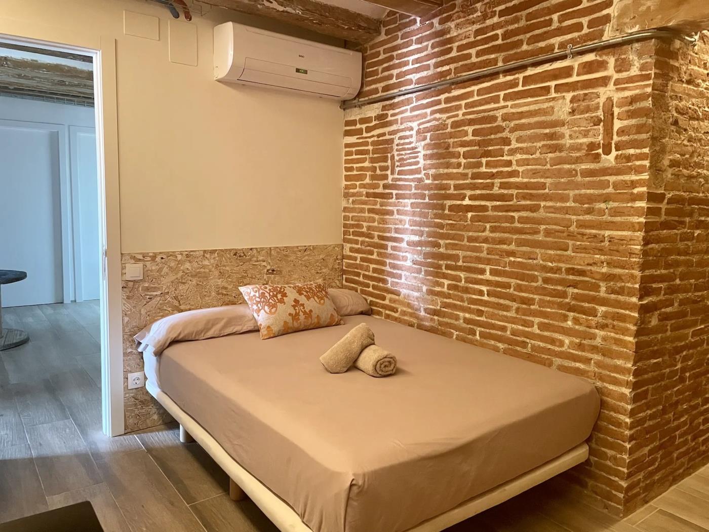 Luminosa y espaciosa habitación individual con salida al balcón - My Space Barcelona Apartamentos