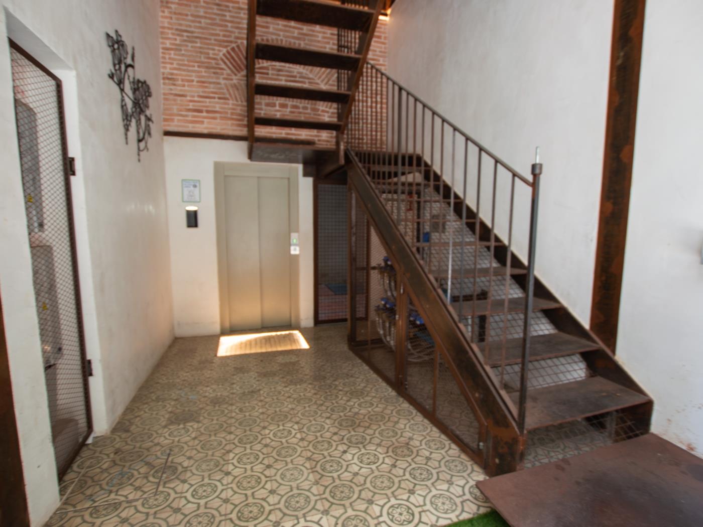 Habitación amplia y luminosa con ventana de acceso al patio interior - My Space Barcelona Apartamentos