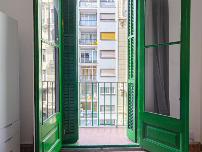 Luminosa y espaciosa habitacion en la calle Balmes. - My Space Barcelona Apartamentos