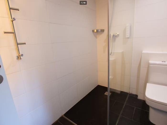 Amplia habitación en apartamento recién renovado con baño privado - My Space Barcelona Apartamentos