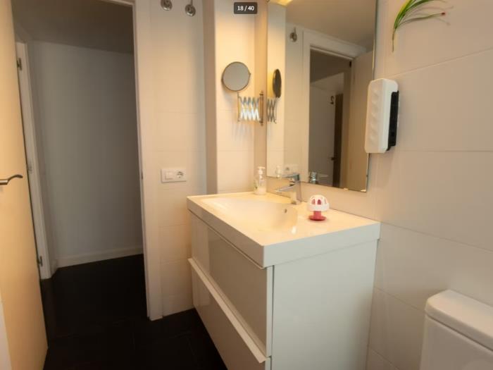 Amplia habitación en apartamento recién renovado con baño privado - My Space Barcelona Apartamentos
