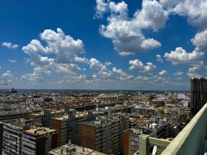 Moderno estudio loft con vistas a la ciudad, piscina en la azotea - My Space Madrid Apartamentos